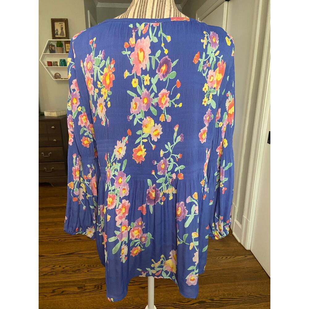 Spense periwinkle floral print plisse’ blouse w/ round neck & bracelet sleeves - Picture 6 of 10